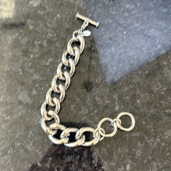 Toggle closure, large scale chain-link bracelet - Picture 2 of 3